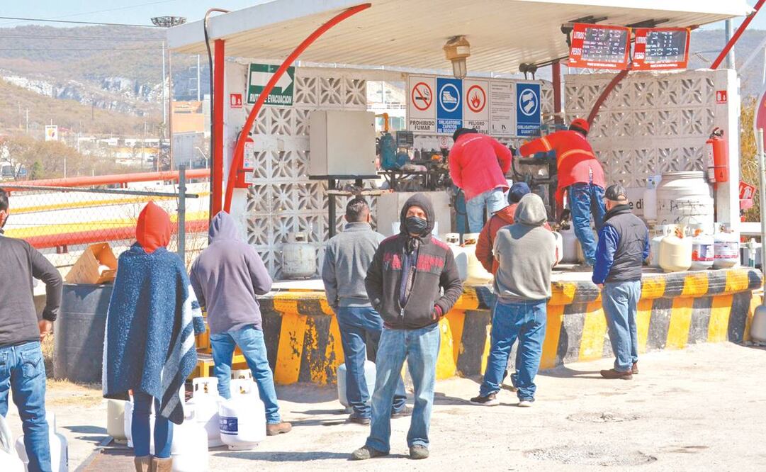 Un rumor que circuló por WhatsApp señalaba la posibilidad de que hubiera “un apagón más prolongado”, ante la incertidumbre, en Nuevo León acudieron a rellenar sus tanques, aun cuando los tuvieran a media carga. Foto: Emilio Vásquez. EL UNIVERSAL
