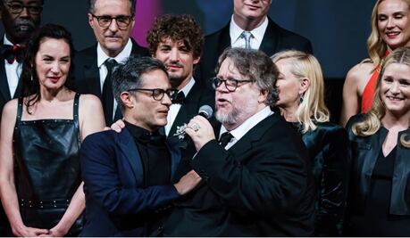 Gael García y Guillermo del Toro le demuestran a Cannes que cantan bien las rancheras