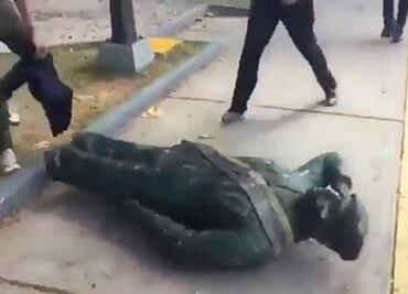 Video. Venezolanos queman y destruyen estatua de Hugo Chávez en protesta