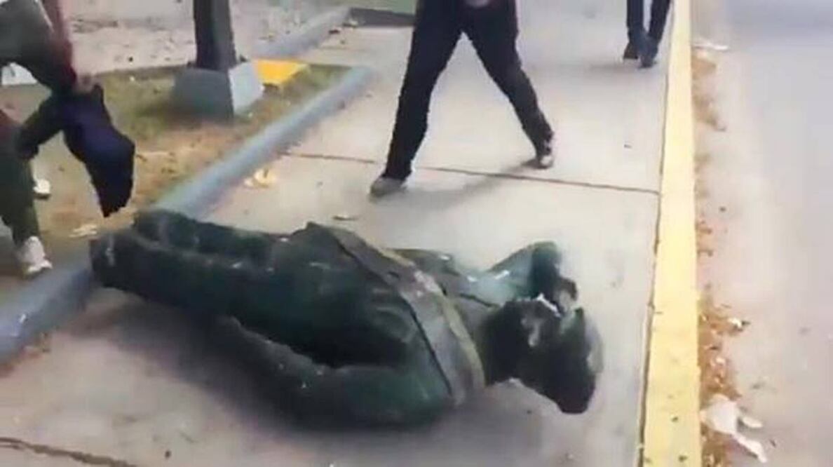 Video. Venezolanos queman y destruyen estatua de Hugo Chávez en protesta