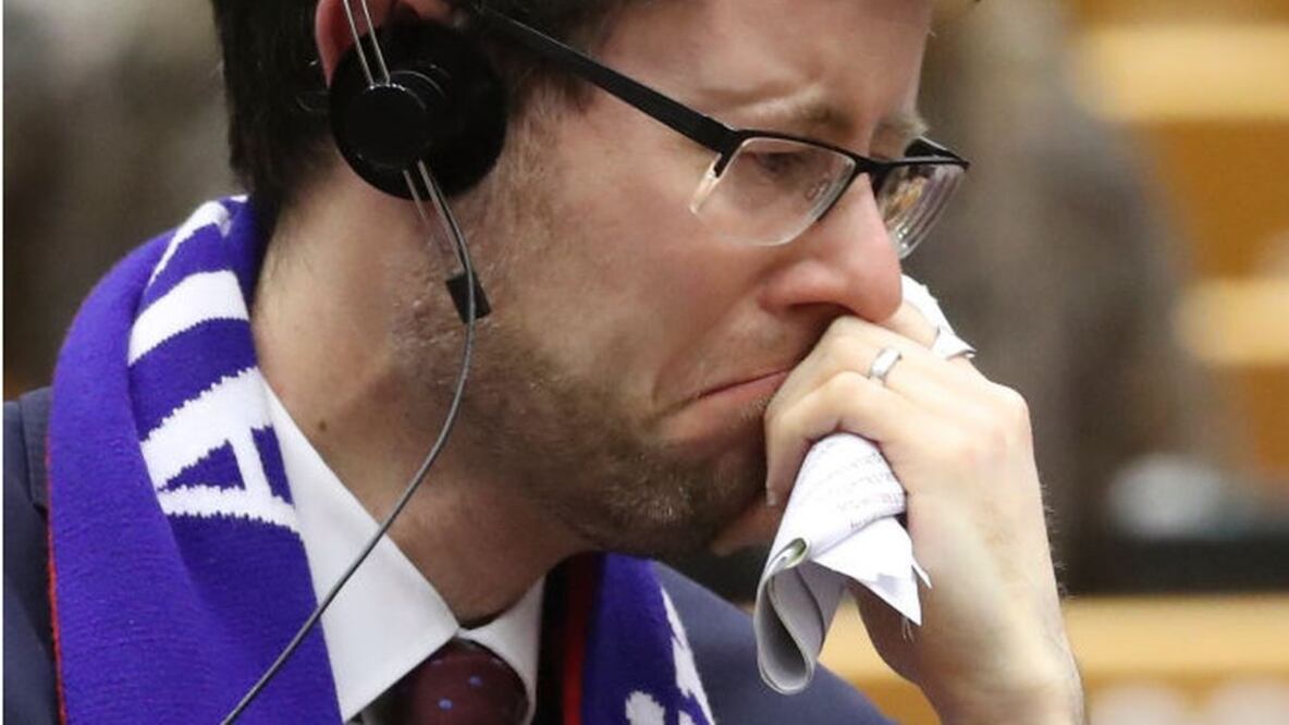 Rory Palmer, miembro socialista británico del Parlamento europeo, no pudo contener las lágrimas (Foto: YVES HERMAN/Getty Images)