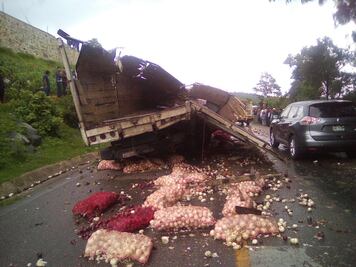 Vuelca camión con 16 toneladas de cebolla
