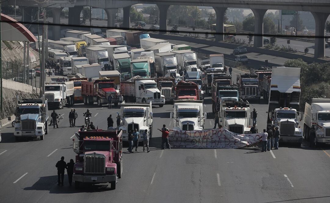 La agrupación acordó continuar manifestándose sin interrumpir el tránsito vehicular. /Alejandro Acosta - EL UNIVERSAL