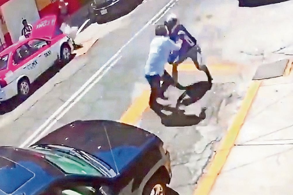 Ataque. El video del robo que circula en redes sociales fue captado por la cámara de seguridad de una casa. (TOMADA DE VIDEO)