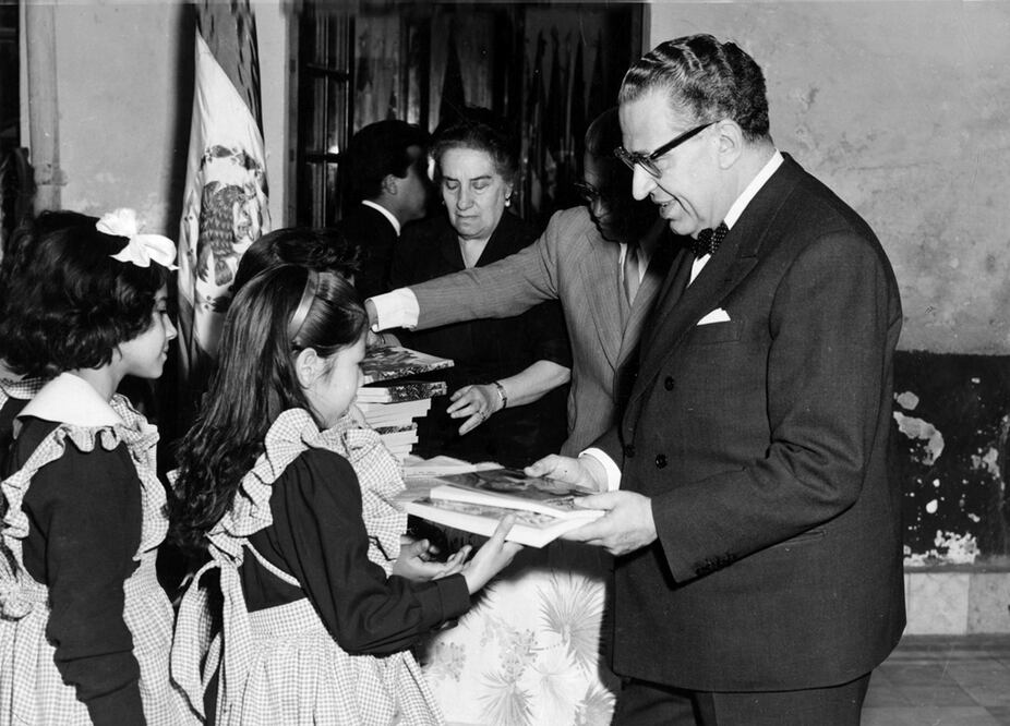 El poeta mexicano que impulsó la distribución de libros gratuitos