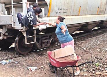 "Las Patronas" reciben medalla por su apoyo a migrantes