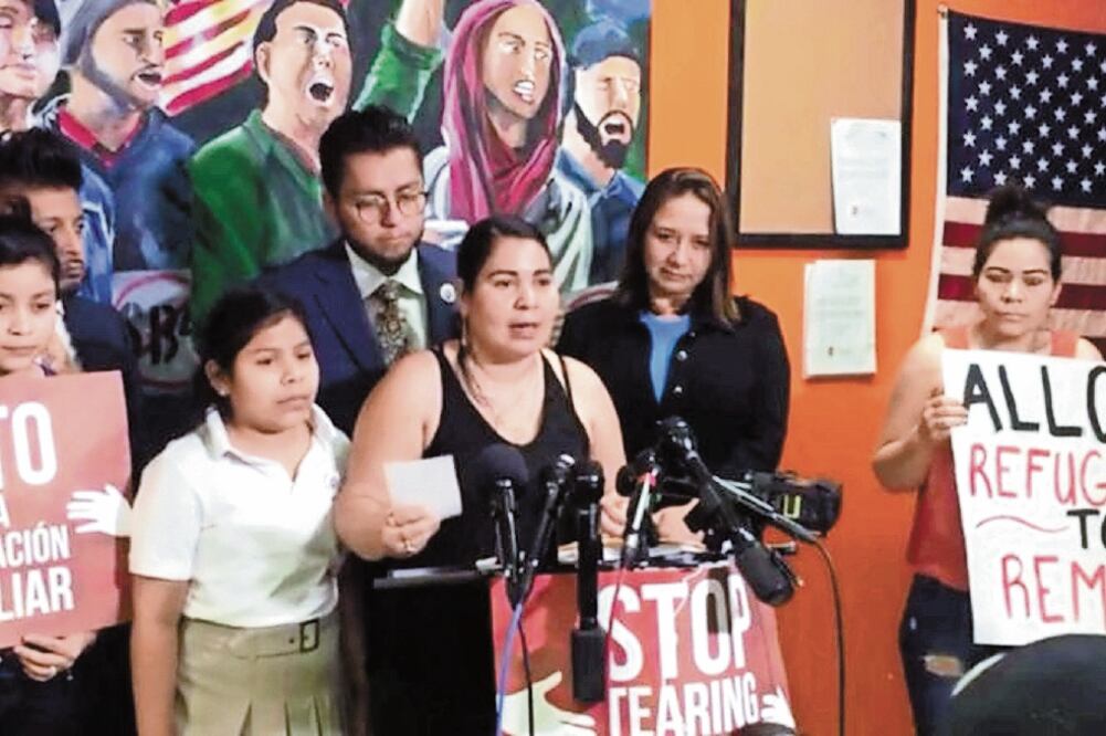 Dora Alvarado, acompañada de su hija Laura, pidió el jueves en Houston, Texas, evitar la deportación de la menor de edad.