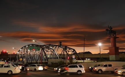 FOTOS: Ardiente atardecer, así lució el Puente de Fierro en Ecatepec este miércoles