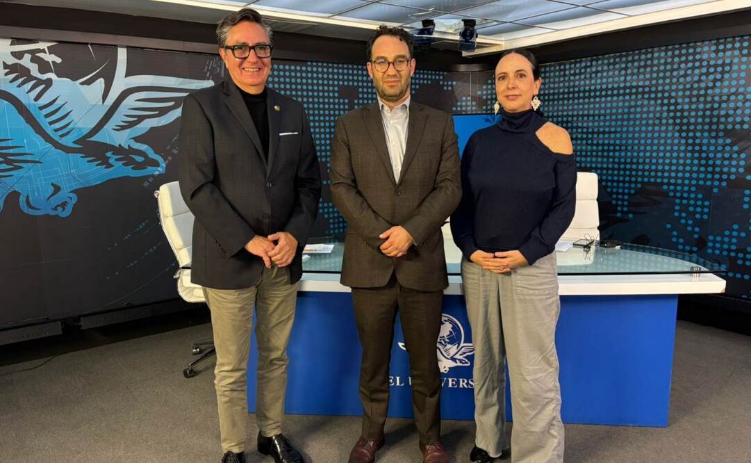 El Cónsul General de Colombia en México, Alfredo Molano Jimeno, en Con los de Casa junto a David Aponte y Maite Azuela. Foto: Paola Reyes/ EL UNIVERSAL