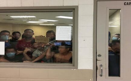 Migrantes hacinados en celda de Texas piden auxilio a gritos y con letreros 