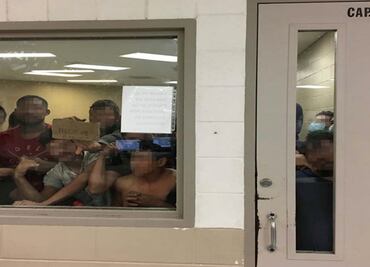 Migrantes hacinados en celda de Texas piden auxilio a gritos y con letreros
