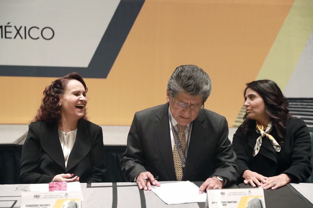 La presidenta del PRD, Alejandra Barrales (der.), participó en la reunión plenaria de los diputados del sol azteca, donde rechazó que el escándalo de las propiedades del líder del PAN impacten en la consolidación del frente amplio. (ALEJANDRA LEYVA)