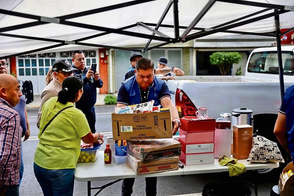 Durante el operativo la alcaldía retiró de la vía pública diversos tipos de bebidas alcohólicas, lonas, estructuras metálicas, bancos y mesas. Foto Especial