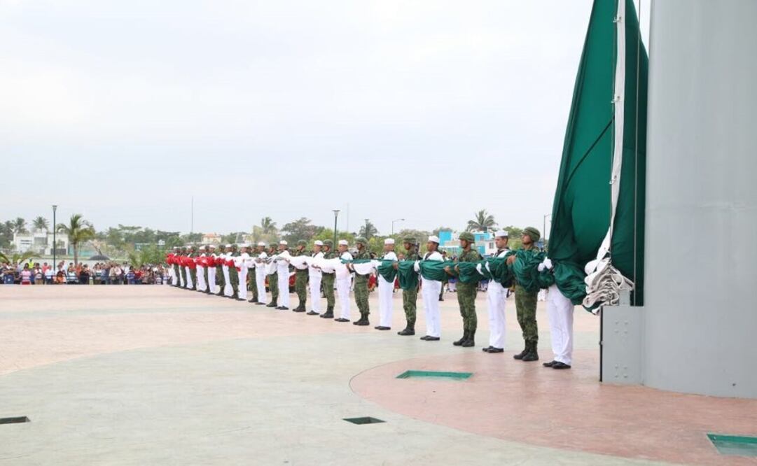 En el evento, fue izada una bandera monumental que se eleva unos 75 metros de altura, considerada como una de las más altas de México (Foto: Roberto Aguilar / EL UNIVERSAL)