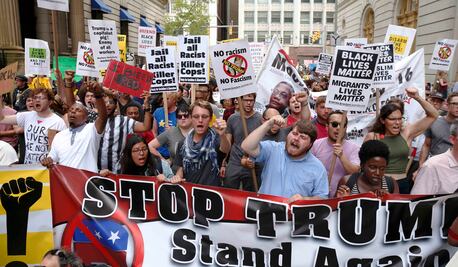 Cientos marchan en Cleveland contra Trump y su muro