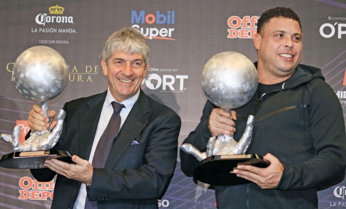 Ronaldo Luiz Nazario de Lima fue galardonado en Pachuca. (FOTO: DAVID MARTINEZ PELCASTRE. EFE)