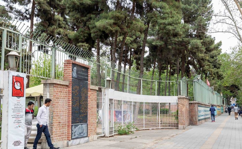 Tras la ruptura de relaciones diplomáticas con Estados Unidos, la antigua embajada se convirtió en cuartel de la Guardia Revolucionaria Islámica y después en Museo Guarida del Espionaje, con los artefactos y pruebas del espionaje cometido por los estadounidenses contra Irán. Foto: Wikimedia Commons.