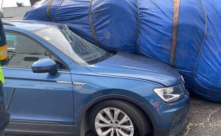 Tráiler vuelca sobre auto en la México-Querétaro, conductora resulta ilesa