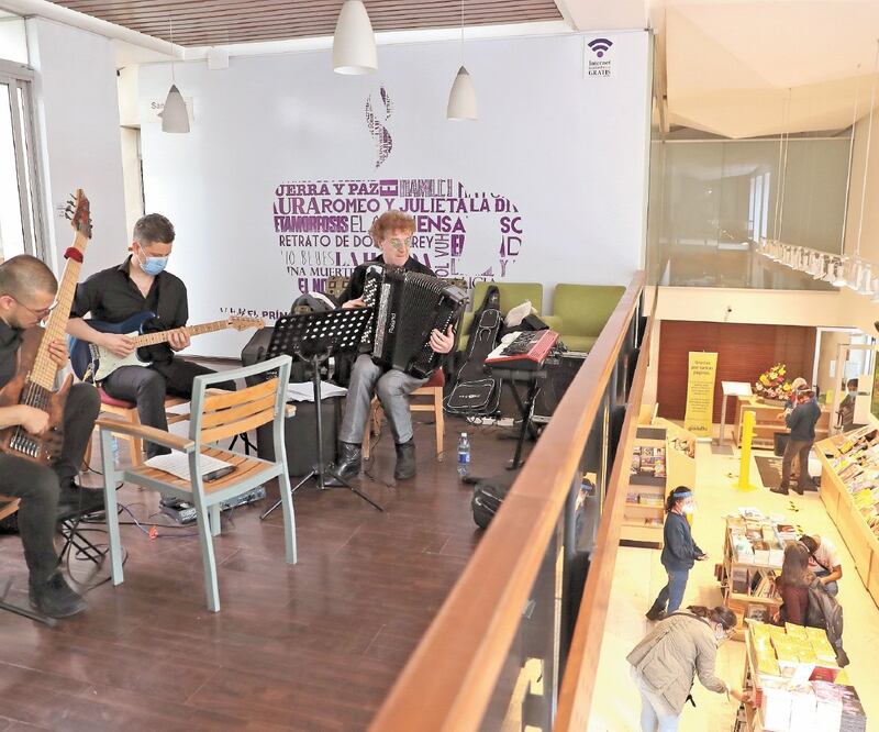 Música del ensamble de Arturo Fernández, ayer en la “vieja” Gandhi. FOTOS: JUAN BOITES. EL UNIVERSAL