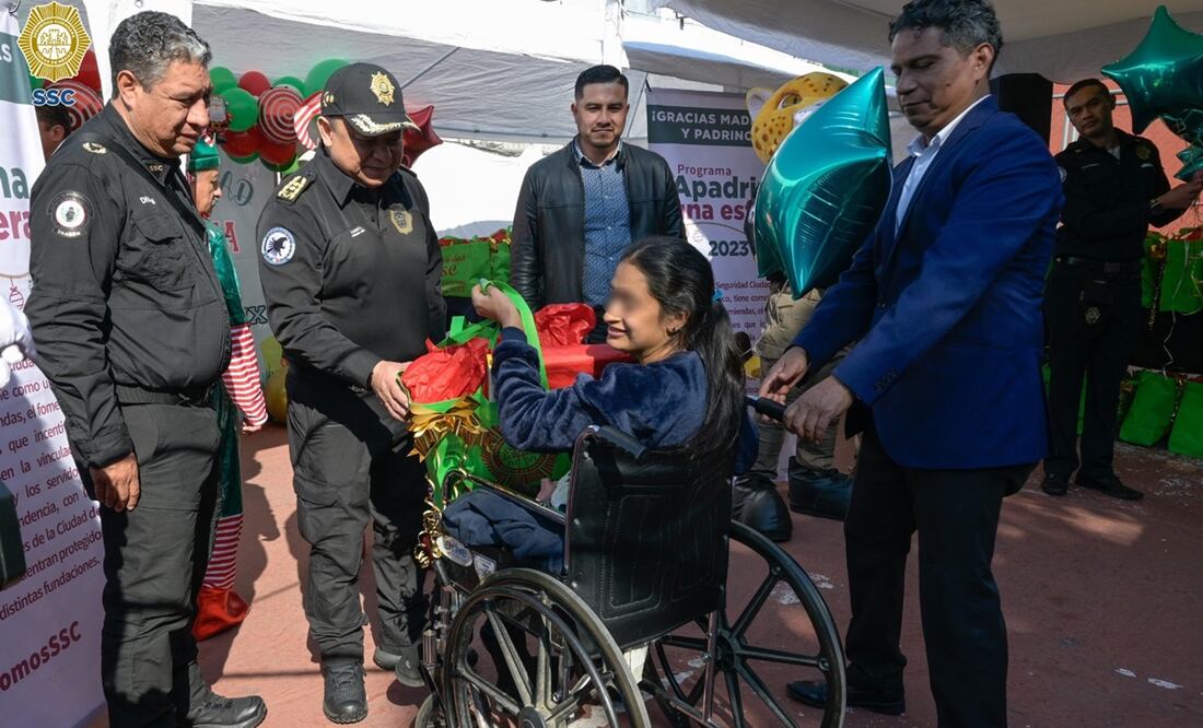 Policías se convierten en duendes de Santa Claus. FOTO: Especial/ EL UNIVERSAL/