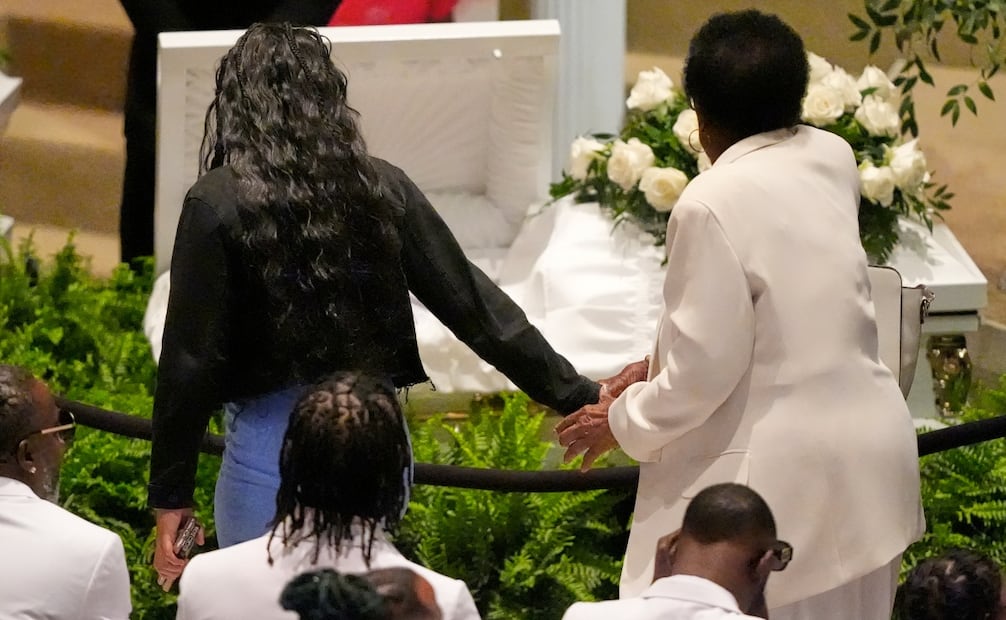 Dolientes pasan frente a los ataúdes de los ocho niños durante el funeral en la iglesia bautista Summer Grove en Shreveport (09/05/2026). Foto: AP.