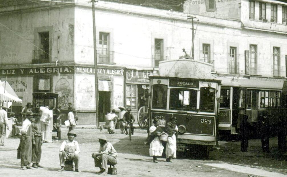 La esquina de la actual avenida Parque Lira y la antigua Plaza de Cartagena, hoy parte de la Plaza Charles de Gaulle, alrededor de 1910. En primer plano se ven los tranvías eléctricos que iban desde Tacubaya hasta el Zócalo; esta zona se ha transformado con el paso de las décadas. Imagen: Colección Villasana.