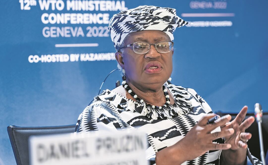 La nigeriana Ngozi Okonjo-Iweala encabeza a la Organización Mundial del Comercio. Foto: Martial Trezzini/ AP.