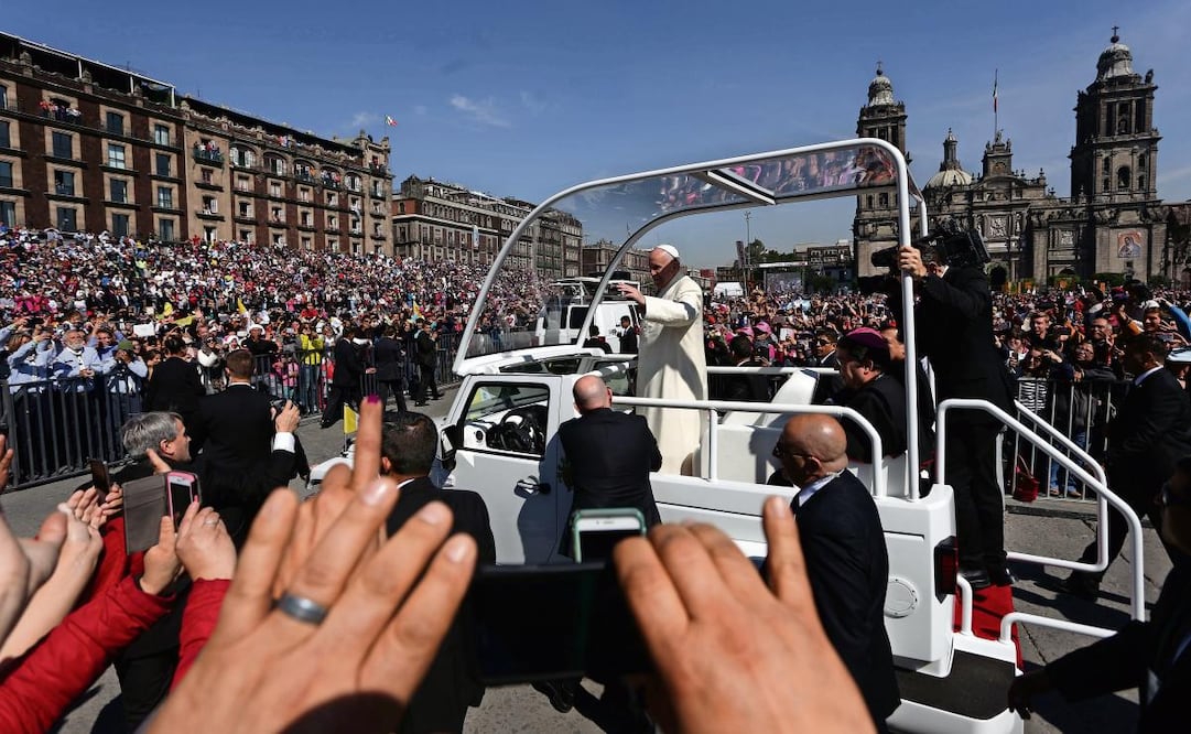 El papa Francisco saludó a la multitud desde el papamóvil en el Zócalo, la plaza principal de la Ciudad de México, el 13 de febrero de 2016. (22/04/2025) Foto: Armando Solís | El Universal