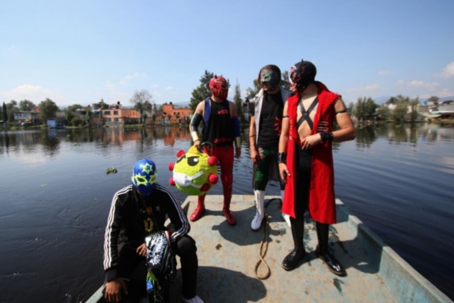 Por Covid-19, luchadores llevan las peleas a chinampas de Xochimilco