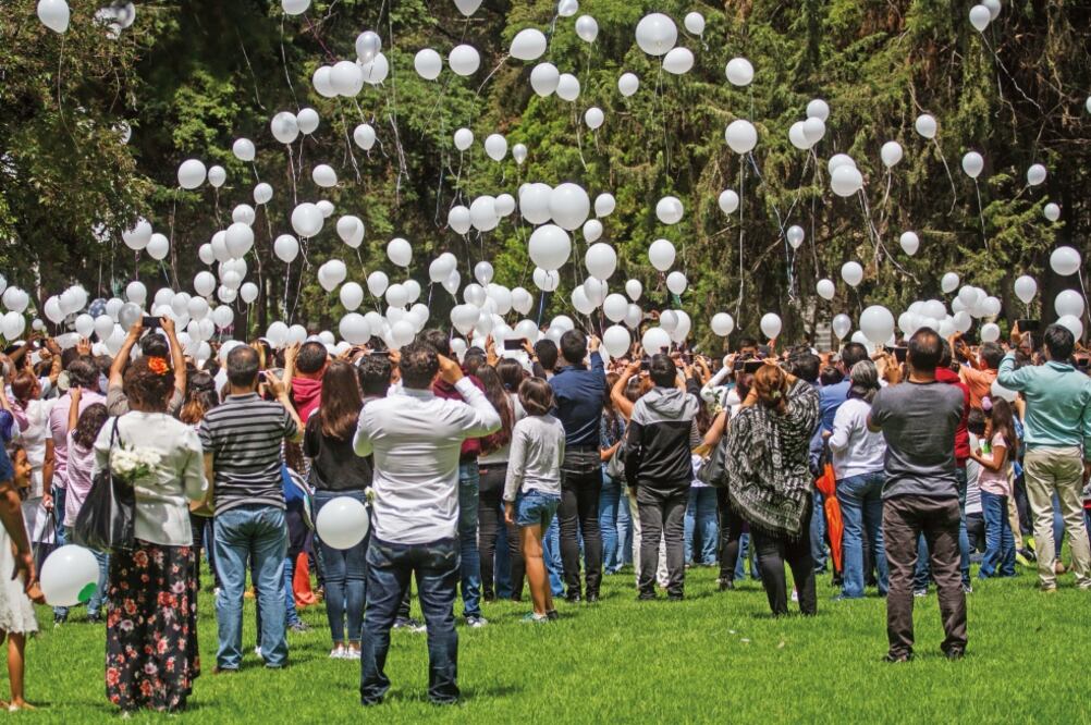 Después de la ceremonia religiosa, los asistentes soltaron globos para despedir a los menores que fallecieron tras el sismo de 7.1 grados (CUARTOSCURO)