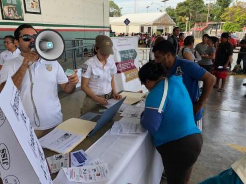 Entregan en Chiapas primeras tarjetas de libre paso a migrantes