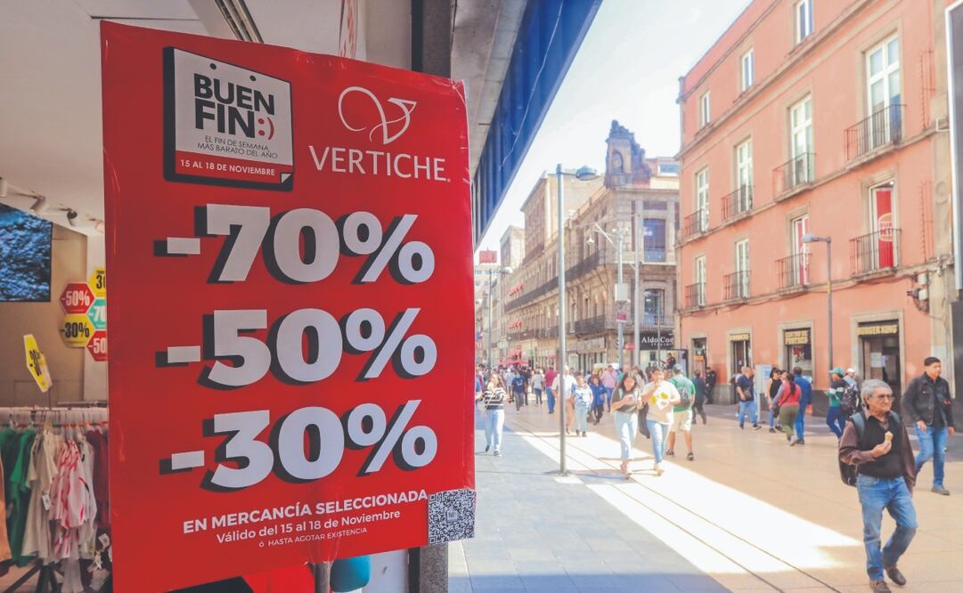 Carteles con descuentos de 30% hasta 70% en diversos artículos han sido colocados en los escaparates de diversos comercios del Centro Histórico. Foto: de Axel Sánchez. EL UNIVERSAL