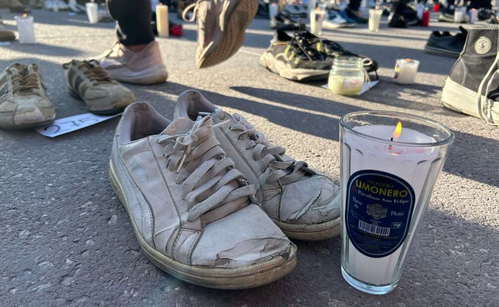 Dibujan en el Zócalo rancho hallado en Teuchitlán e inicia vigilia por personas desaparecidas. Foto: Alejandra Canchola/EL UNIVERSAL