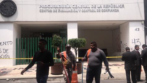 Rompen cristales y hacen pintas en sede de PGR