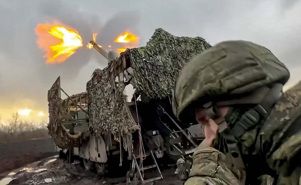 Una fotografía tomada de un vídeo distribuido el 18 de noviembre de 2025 por el servicio de prensa del Ministerio de Defensa ruso muestra a un militar ruso disparando un obús autopropulsado ruso Malva de 152 mm montado sobre camión hacia posiciones del ejército ucraniano en una ubicación no revelada de Ucrania. Foto: EFE
