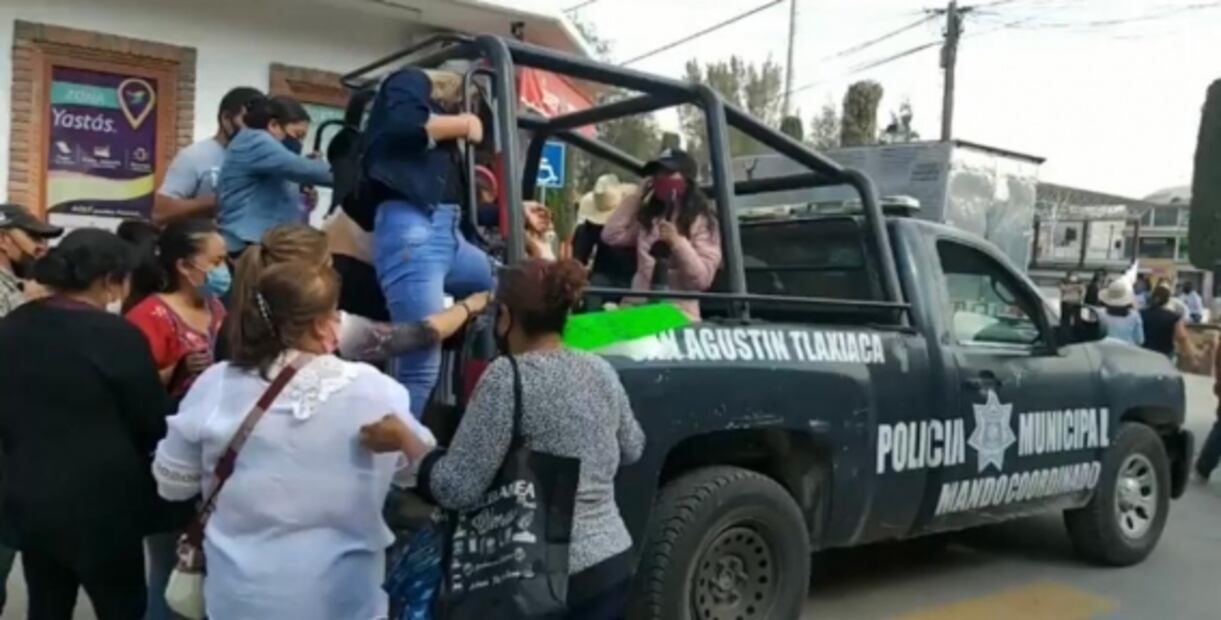 Familiares y amigos de joven asesinada en Hidalgo queman vivienda de presunto feminicida