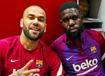 Dani Alves da un emotivo discurso a los jugadores del Barcelona