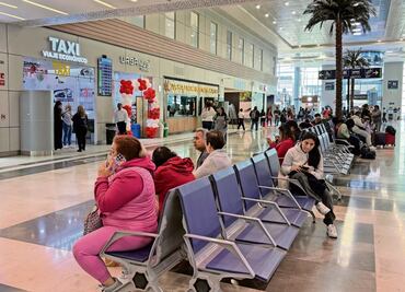 Taxis para salir del aeropuerto cobran hasta mil 200 pesos