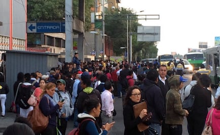 Peregrinan usuarios del Metro por cierre en Línea 2