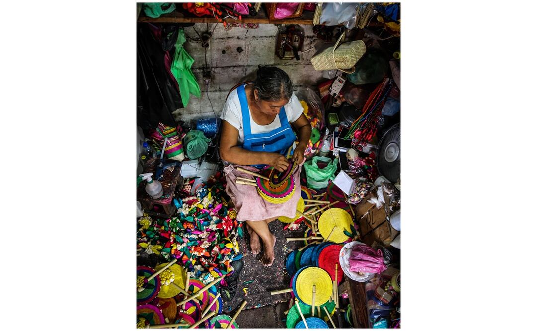 Uno de los productos de carácter cultural más exportados desde México son las artesanías. En la imagen, una fabricante de artesanías en Acapulco, Guerrero. Foto: EFE/ David Guzmán