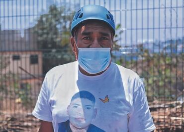 Ellos también buscan en el Día del Padre; con picos y palas buscan a sus hijos