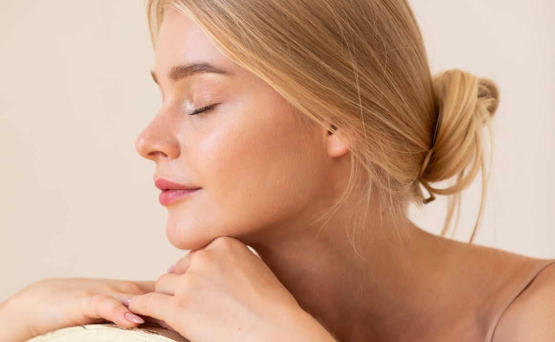 Pequeños cambios en maquillaje, piel y cabello hacen que tu rostro se ve más fresco. Foto: Freepik