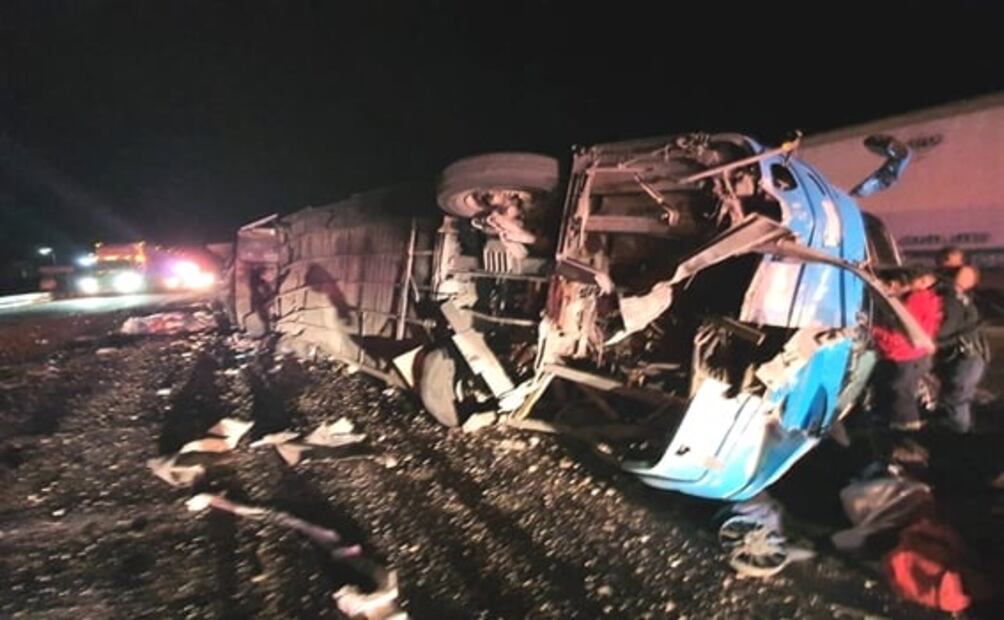 Mueren 13 personas al volcar autobús en Delicias, Chihuahua