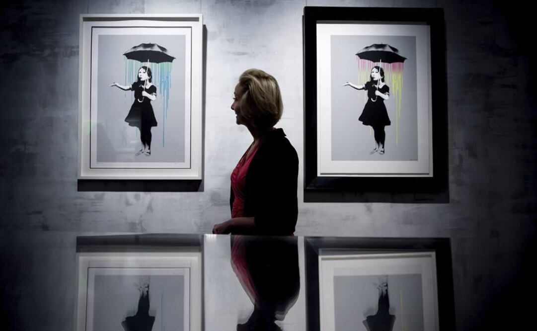 Una mujer observa la obra "Nola" en la muestra que estará abierta en la galería Kronsbein hasta el 10 de septiembre. (FOTO: EFE)