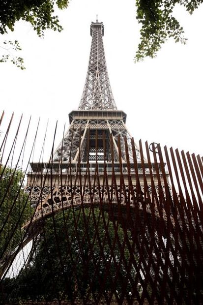 Protegen la Torre Eiffel contra posibles atentados
