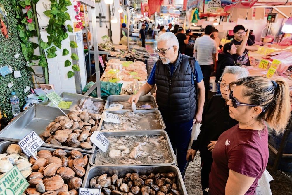 Locatarios de la La Nueva Viga aseguran que lo que más subió fue el pescado, hasta 20% por las fechas. Foto: Hugo Salvador/ EL UNIVERSAL