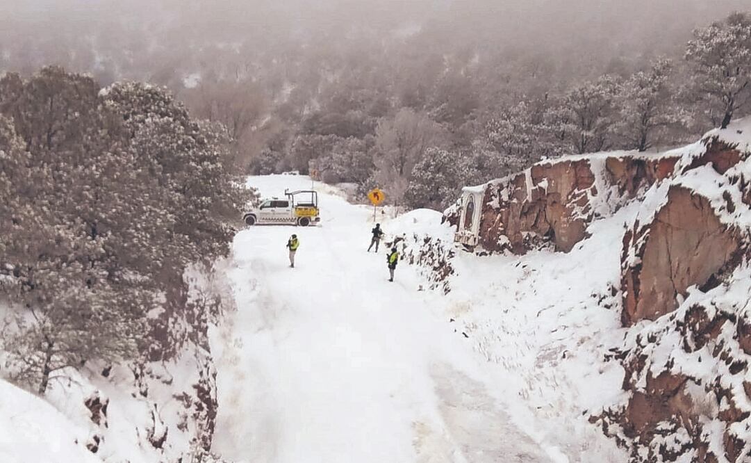 En el tercer día de la segunda tormenta invernal, al menos 21 municipios de Chihuahua se vistieron de blanco por las fuertes nevadas de las últimas horas. Foto Especial
