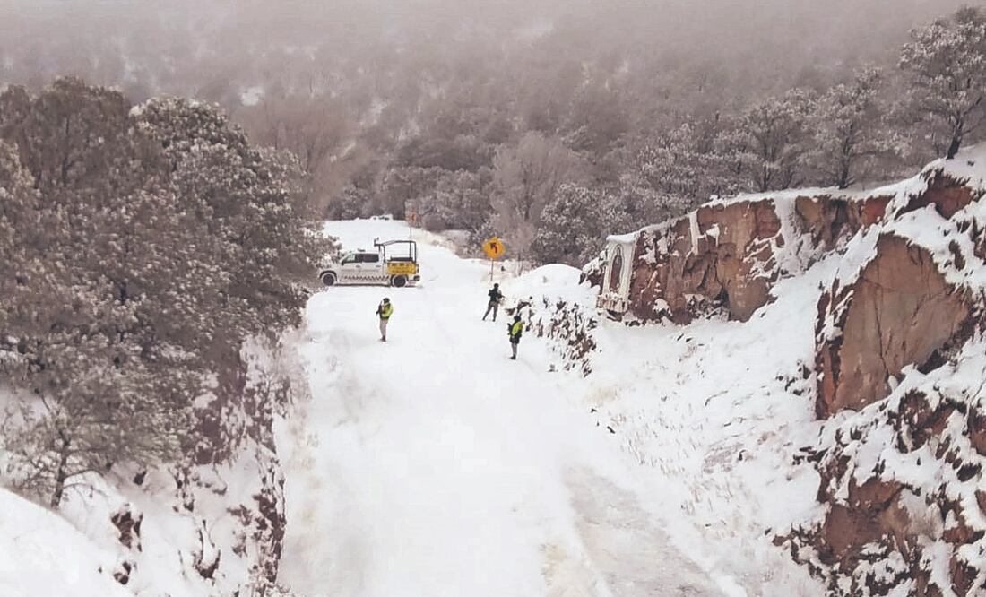 En el tercer día de la segunda tormenta invernal, al menos 21 municipios de Chihuahua se vistieron de blanco por las fuertes nevadas de las últimas horas. Foto Especial