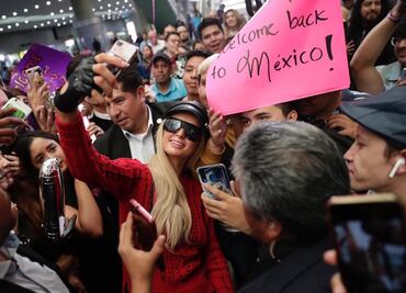 Paris Hilton de tonta no tiene un pelo y promueve perfume, película y libro