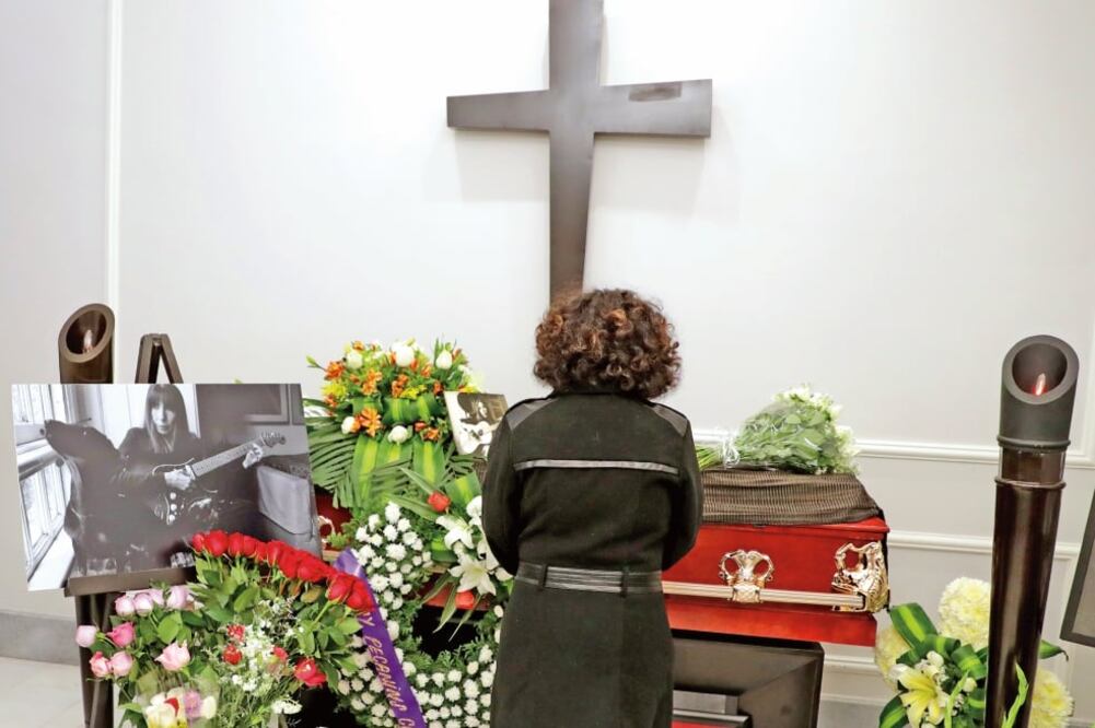 A la funeraria llegaron familiares y personalidades del mundo de la música, como Hebe Rosell y Tania Libertad (FOTOS: JUAN BOITES Y ARCHIVO EL UNIVERSAL)
